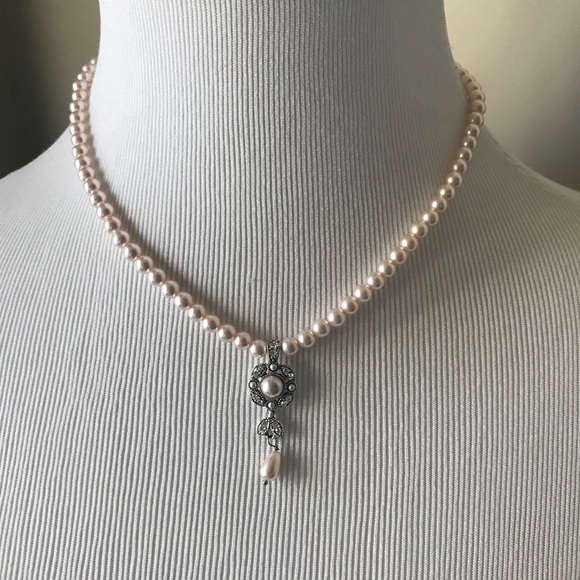 Monet delicate blush pearl necklace - Picture 3 of 6